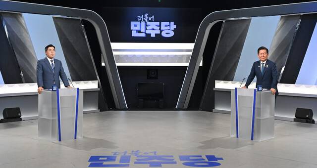 더불어민주당 대표 선거에 출마한 박찬대(왼쪽)·정청래 후보가 27일 서울 여의도 한국방송(KBS) 신관 공개홀에서 열린 두번째 민주당 당대표 후보자 티브이(TV) 토론회에 참석해 시작을 기다리고 있다. 국회사진기자단