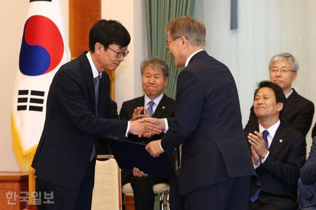 2017년 6월 13일 문재인(가운데) 당시 대통령이 청와대 본관에서 김상조(맨 왼쪽) 당시 공정거래위원장 후보자에게 임명장을 수여하고 있다. 고영권기자