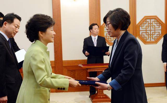 2013년 4월 17일 박근혜(왼쪽 두 번째) 당시 대통령이 청와대에서 윤진숙(맨 오른쪽) 당시 해양수산부 장관 후보자에게 임명장을 주고 있다. 한국일보 자료사진