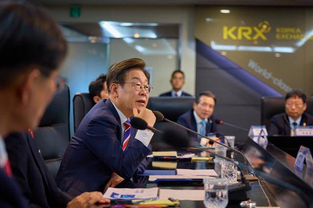 이재명 대통령이 6월 11일 서울 영등포구 한국거래소 통합관제센터를 방문해 증시 시황 및 시장 감시 체계 브리핑을 듣는 모습. 이재명 대통령 SNS