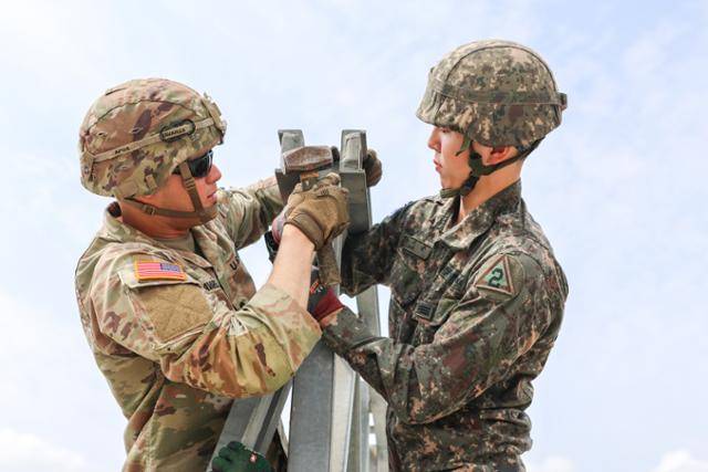 한국군 장병과 미군 장병이 함께 미 병참선 교량을 구축하고 있다. 육군 제공
