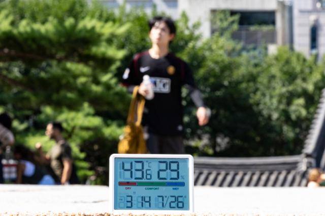 전국 대부분 지역에 폭염특보가 발효된 26일 서울 중구 남산한옥마을의 지열로 온도계 수치가 40도를 웃돌고 있다. 뉴시스
