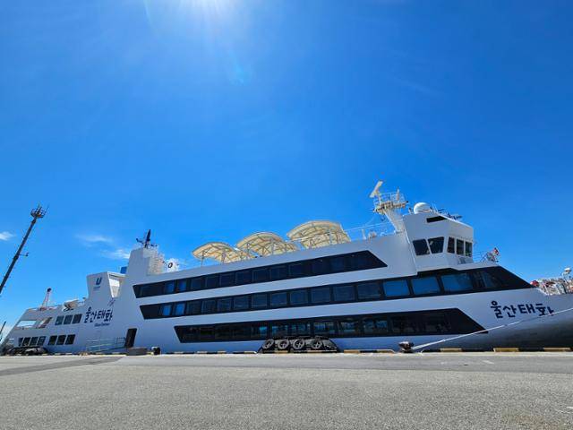 24일 울산 남구 울산신항에 국내 최초 전기추진 기반 액화천연가스(LNG)·디젤 하이브리드 선박 태화호가 출항 준비를 하고 있다. 울산= 박은경 기자