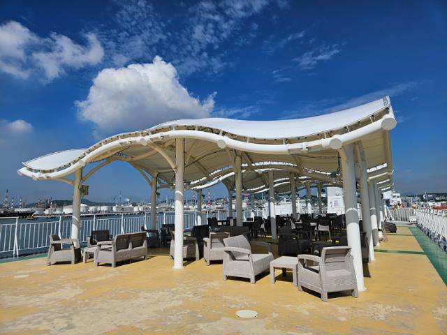 태화호 4층에는 선상 파티 등을 즐길 수 있는 야외테라스가 마련돼 있다. 울산= 박은경 기자