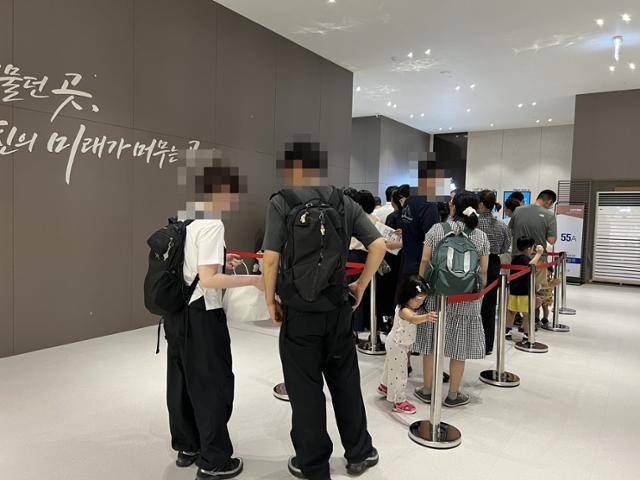 남양주왕숙 공공주택지구 A-1블록, A-2블록 사전청약자들이 26일 경기 남양주시 별내동 816-1에 들어선 견본주택에 들어가려고 기다리고 있다. 김민호 기자