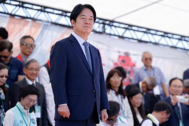 라이칭더 대만 총통이 지난달 가오슝에서 열린 대만 해안경비대 연례훈련에 참석해 서 있다. 대만 여권은 여소야대 국면을 돌파하기 위해 야당 의원 24명에 대한 파면 투표를 추진했지만 26일 모두 부결됐다. 가오슝=로이터 연합뉴스