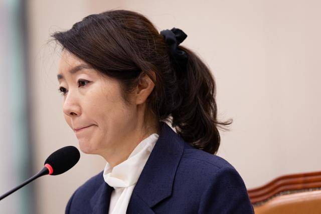 강선우 여성가족부 장관 후보자가 14일 서울 여의도 국회에서 열린 인사청문회에 출석해 의원 질의를 경청하고 굳은 표정을 짓고 있다. 뉴스1
