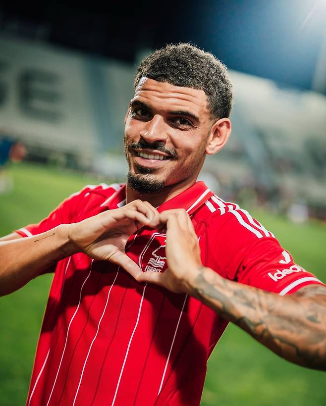 27일 노팅엄과 3년 재계약을 체결한 미드필더 깁스-화이트. 사진=노팅엄 SNS