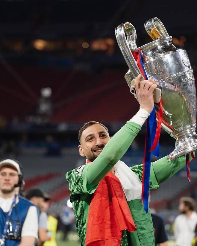 2024~25시즌 UCL 우승 뒤 환호하는 PSG 골키퍼 돈나룸마. 사진=돈나룸마 SNS