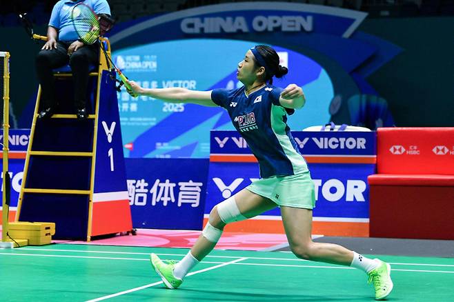 <yonhap photo-3469="">안세영이 26일 한웨와의 준결승전에서 수비를 하는 모습. 그는 무릎 통증으로 경기 중 기권했다. (Photo by AFP) / China OUT/2025-07-26 22:38:57/ <저작권자 ⓒ 1980-2025 ㈜연합뉴스. 무단 전재 재배포 금지, AI 학습 및 활용 금지></yonhap>