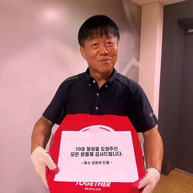 오원석이 쏜 피자를 받은 KT 구장 직원. KT 제공