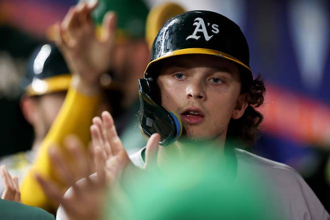 <yonhap photo-1704="">애슬레틱스 내야수 닉 커츠가 한 경기에 홈런 4개를 치며 시즌 23호를 기록했다. 그는 신인 선수다. Tim Warner/Getty Images/AFP (Photo by Tim Warner / GETTY IMAGES NORTH AMERICA / Getty Images via AFP)/2025-07-26 09:53:05/ <저작권자 ⓒ 1980-2025 ㈜연합뉴스. 무단 전재 재배포 금지, AI 학습 및 활용 금지></yonhap>