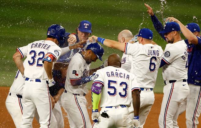 <yonhap photo-2229=""> ARLINGTON, TX - JULY 26: Marcus Semien #2 of the Texas Rangers celebrates with teammates following the team's tenth inning win against the Atlanta Braves at Globe Life Field on July 26, 2025 in Arlington, Texas. Ron Jenkins/Getty Images/AFP (Photo by Ron Jenkins / GETTY IMAGES NORTH AMERICA / Getty Images via AFP)/2025-07-27 11:28:10/ <저작권자 ⓒ 1980-2025 ㈜연합뉴스. 무단 전재 재배포 금지, AI 학습 및 활용 금지></yonhap>