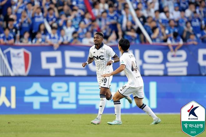 27일 수원월드컵경기장에서 열린 수원과 서울E의 하나은행 K리그2 2025 22라운드. 서울E 가브리엘이 전반 선제골을 터뜨린 뒤 김하준과 환호하고 있다. 사진=프로축구연맹
