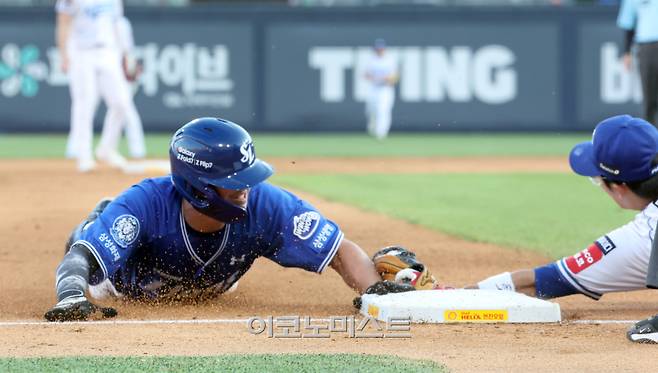 27일 오후 수원 KT위즈파크에서 열린 2025 프로야구 삼성과 KT 경기. 삼성 구자욱이 4회 선두타자로 나와 2루타로 출루한뒤 후속 디아즈의 2루땅볼때 야수선택으로 3루에 진루하고 있다. 수원=정시종 기자 capa@edaily.co.kr /2025.07.27.