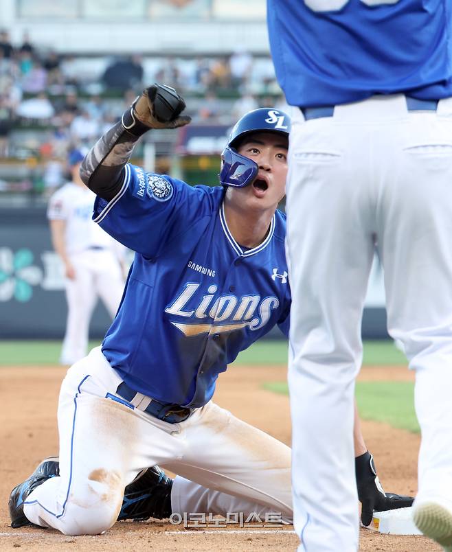 27일 오후 수원 KT위즈파크에서 열린 2025 프로야구 삼성과 KT 경기. 삼성 구자욱이 4회 디아즈의 2루땅볼때 야수선택으로 3루에 진루하고난뒤 기뻐하고 있다. 수원=정시종 기자 capa@edaily.co.kr /2025.07.27.