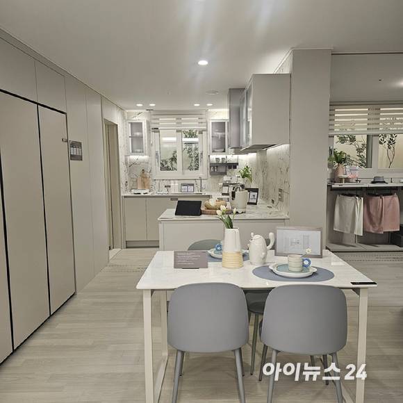 '제기동역 아이파크' 전용 59㎡A 유니트 부엌 전경. 2025.07.25 [사진=이효정 기자 ]