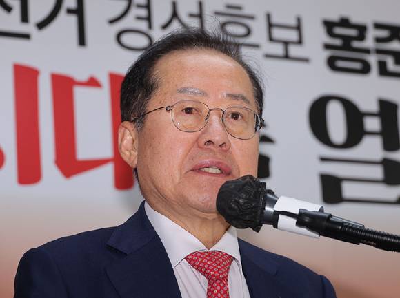 홍준표 전 대구시장이 '공천 개입 의혹'으로 특검 수사를 받는 윤석열 전 대통령 부부 상황에 대해 "업보는 피할 수 없다"고 평가했다. 사진은 홍 전 시장. [사진=연합뉴스]