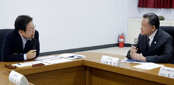 이재명 대통령이 지난 25일 경기 시흥시 SPC 삼립 시흥 공장에서 열린 산업재해 근절 현장 노사간담회에서 허영인 SPC그룹 회장 등 회사 임원들에게 근로자 노동 환경 등에 대해 질문하고 있다. 2025.7.25 [사진=연합뉴스]