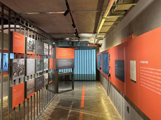 국내 유일의 실물 교도소 촬영지인 옛 전남 장흥교도소가 ‘빠삐용 집(zip)’이란 이름의 문화·예술복합공간으로 재탄생했다. 사진은 장흥교도소 내 교정역사전시관. 사진 장흥군