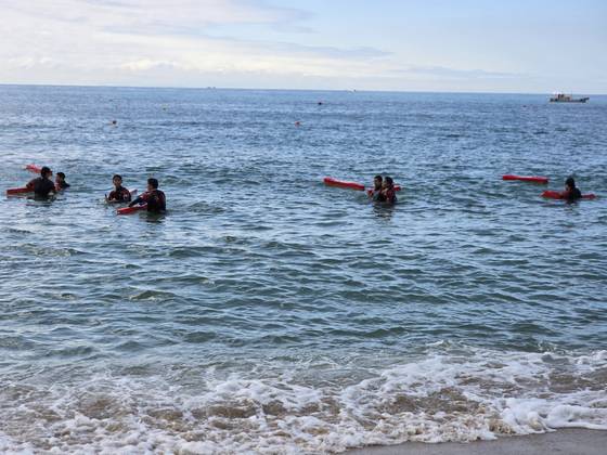 해운대 해수욕장 민간 수상구조대원 20여명이 지난 24일 인명구조 훈련을 받고 있다. 사진 이은지 기자