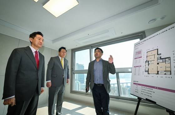 오세훈 서울시장이 3월 31일 오전 서울 광진구에 위치한 신축 아파트 단지에서 신혼부부가 입주할 제2차 미리내집 내부를 살펴보고 있다. 뉴스1