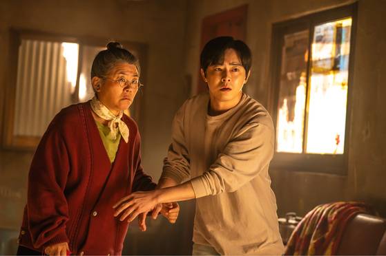 영화 '좀비딸'에서 아버지 정환(조정석)은 좀비로 변한 딸 수아(최유리)를 지키기 위해 어머니 밤순(이정은)의 집으로 피신한다. 사진 NEW