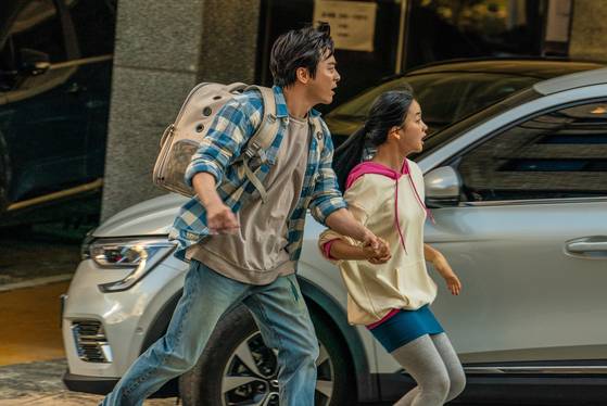 영화 '좀비딸'에서 아버지 정환(조정석)과 딸 수아(최유리)가 좀비로 변한 사람들을 피해 달아나고 있다. 사진 NEW