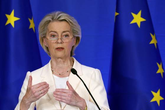 우르줄라 폰데어라이엔 유럽연합(EU) 집행위원장이 24일(현지시간) 중국 베이징에서 열린 EUㆍ중국 정상회담 이후 열린 기자회견에서 발언하고 있다. 로이터=연합뉴스
