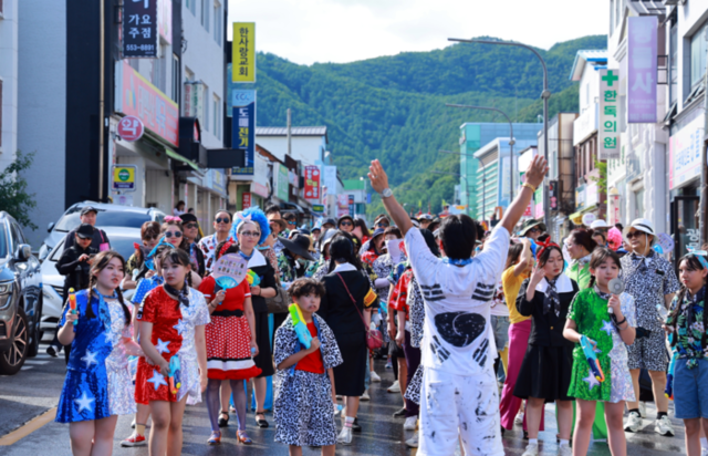 ▲ 태백시문화재단이 주관하는 ‘제10회 한강·낙동강 발원지 축제’가 26일 황지연못 메인무대에서 이철규 국회의원, 이상호 태백시장, 고재창 태백시의장 등 기관·단체장과 시민 등 500여명이 참석한 가운데 워터워킹퍼레이드·개막식·불꽃놀이 등 행사 를 갖고, 8월 3일까지 9일간의 축제 일정에 들어갔다.