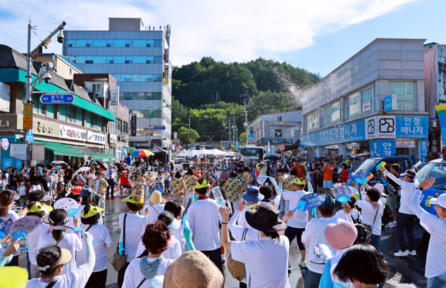 ▲ 태백시문화재단이 주관하는 ‘제10회 한강·낙동강 발원지 축제’가 26일 황지연못 메인무대에서 이철규 국회의원, 이상호 태백시장, 고재창 태백시의장 등 기관·단체장과 시민 등 500여명이 참석한 가운데 워터워킹퍼레이드·개막식·불꽃놀이 등 행사 를 갖고, 8월 3일까지 9일간의 축제 일정에 들어갔다.