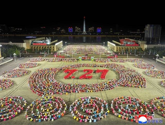 ▲ 북한 조국해방전쟁승리 72주년(7월 27일)을  경축하는 평양시 청년학생들의 야회 및 축포발사가 지난 26일 저녁 김일성광장에서 진행됐다고 조선중앙통신이 27일 보도했다. 연합뉴스