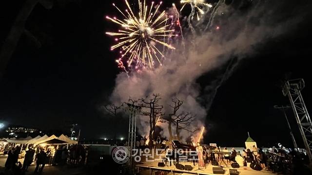 ▲ 양양 낙산해수욕장에서 26일 열린 ‘비치마켓@낙산’ 공연 및 불꽃놀이 행사가 성황을 이뤘다.