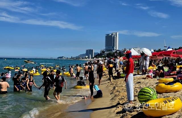 ▲ 지난 26일 오후 2시쯤 찾은 강원 강릉 경포해수욕장. 피서객들이 해수욕을 즐기며 더위를 식히고 있다.황선우 기자