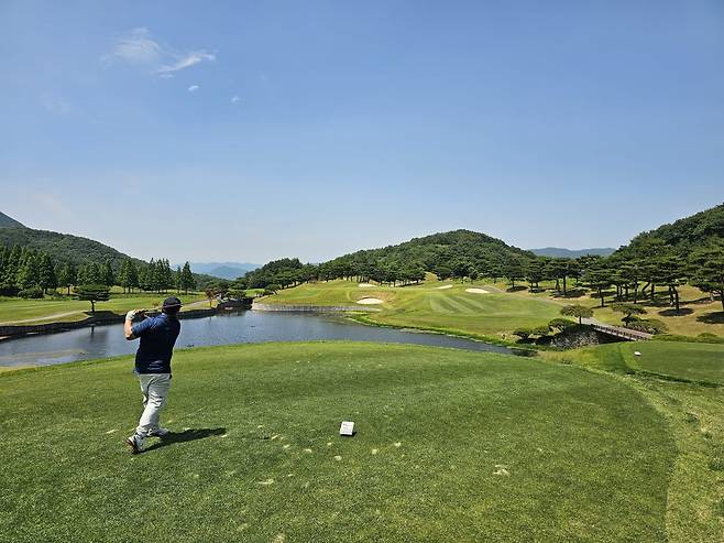 서재원 한국경제신문 기자가 지난달 6일 경남 양산의 에이원CC 서코스 6번홀에서 티샷을 하고 있다. 에이원CC 제공