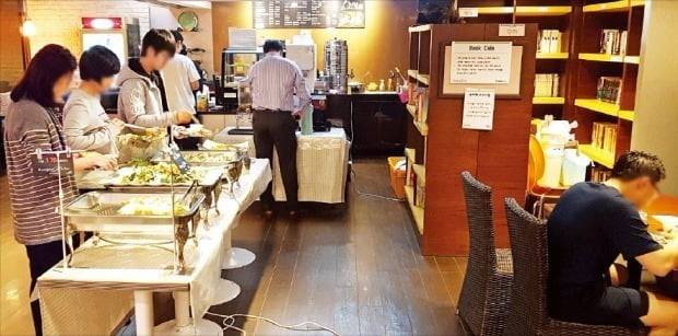 서울 서초구 한 아파트 입주민들이 커뮤니티센터 내 북카페에서 아침식사를 즐기고 있다. 한경DB
