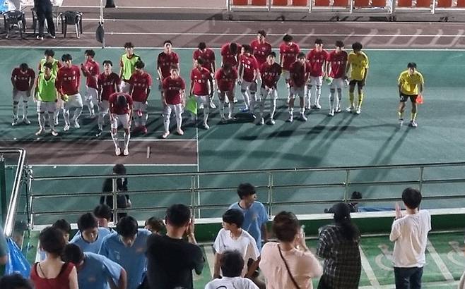 서울 보인고 선수들이 지난 26일 경기를 마친 뒤 충남 신평고 학부모 응원석으로 이동해 인사하자 신평고 부모들이 축하 박수를 보내고 있다. 김세훈 기자