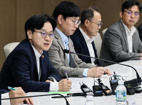 지난 21일 서울 중구 대한상공회의소에서 김정관(왼쪽 첫 번째) 산업통상자원부 장관 주재로 ‘대미 통상 긴급 점검회의’가 진행되고 있다. 사진은 기사 내용과 직접적인 관련이 없음. 산업부 제공