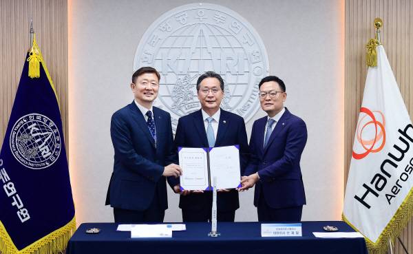 우주항공청, 한국항공우주연구원, 한화에어로스페이스는 지난 25일 누리호 개발 기술 이전 계약 체결식을 개최했다. 왼쪽부터 이상철 항우연 원장, 윤영빈 우주항공청장, 손재일 한화에어로스페이스 대표. 우주항공청 제공