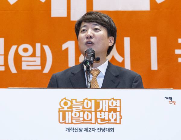 개혁신당 당 대표 선거에 단독 출마한 이준석 의원이 27일 국회의원회관 대회의실에서 열린 개혁신당 제2차 전당대회에서 정견 발표를 하고 있다.