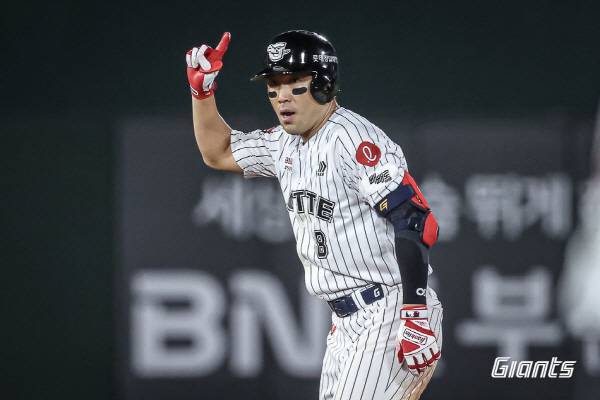 27일 부산 사직구장에서 열린 KIA와 3연전 마지막 경기에서 롯데 전준우가 출루한 뒤 세리머니를 하고 있다. 롯데 자이언츠 제공