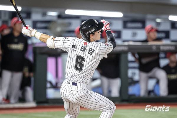 27일 부산 사직구장에서 열린 KIA와 3연전 마지막 경기에서 롯데 한태양이 안타를 친 뒤 날아가는 공을 바라보고 있다. 롯데 자이언츠 제공