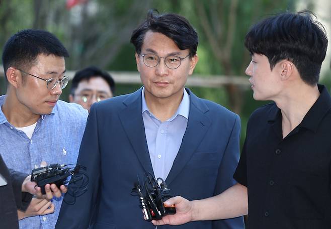 국민의힘 윤상현 의원이 27일 서울 종로구 KT광화문빌딩 웨스트에 마련된 김건희 특검 사무실로 향하고 있다. 연합뉴스