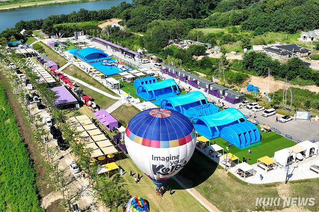 주말인 지난 26일 강원 인제군 남면 빙어호 일원에서 개막된 '여름愛 인제愛 빠지다'에 첫날부터 많은 피서객들이 몰려 성황을 이뤘더,(인제군 제공)