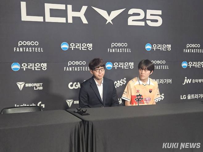 박승진 농심 감독과 '기드온' 김민성이 27일 인천 인스파이어 아레나에서 열린 ‘2025 LCK’ 정규시즌 레전드 그룹 3라운드 T1과의 경기가 끝난 뒤 기자회견에 참여하고 있다. 송한석 기자