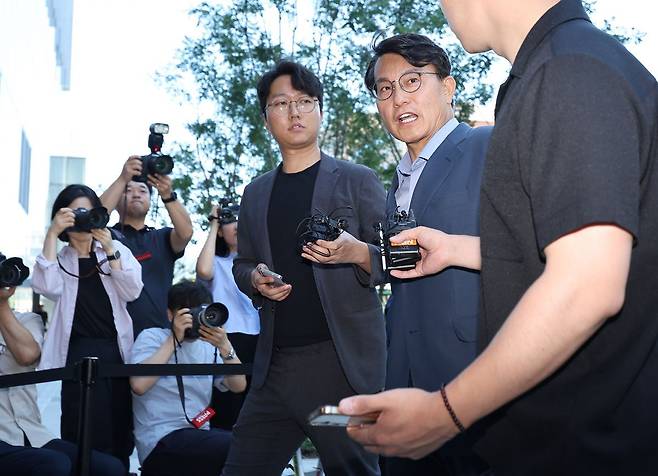 윤상현 국민의힘 의원이 27일 서울 종로구 광화문 kt웨스트 김건희 특검 사무실로 향하며 취재진 질문에 답하고 있다. 연합뉴스