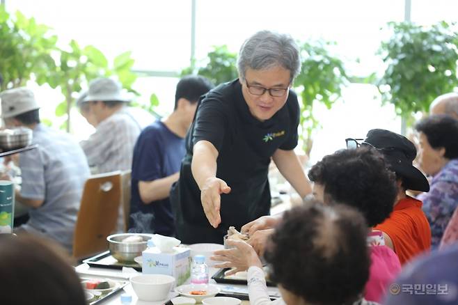 김성복 꽃재교회 목사가 최근 서울 성동구에서 열린 '브라보 시니어' 행사에서 어르신들에게 삼계탕을 대접하고 있다. 꽃재교회 제공