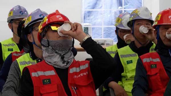 지난 23일 평택시의 한 반도체 공장 건설현장에서 노동자들이 안전보건공단 경기지역본부와 함께 폭염 속 온열질환 예방을 위한 민·관 합동 안전문화 활동에 함께 했다. 김종연PD