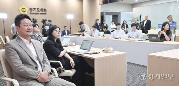 김진경 경기도의회 의장이 취임 1주년 기념 기자간담회에서 1주년 기념 영상을 시청하고 있다. 홍기웅기자