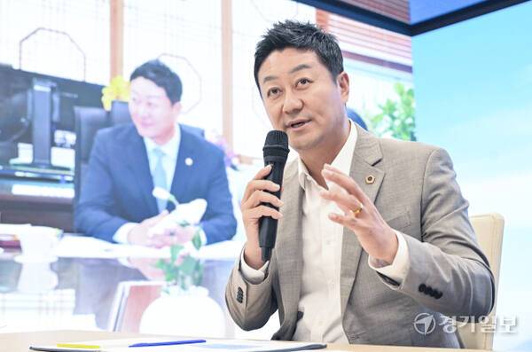 김진경 경기도의회 의장이 취임 1주년 기념 기자간담회에서 질의에 답변하고 있다. 홍기웅기자